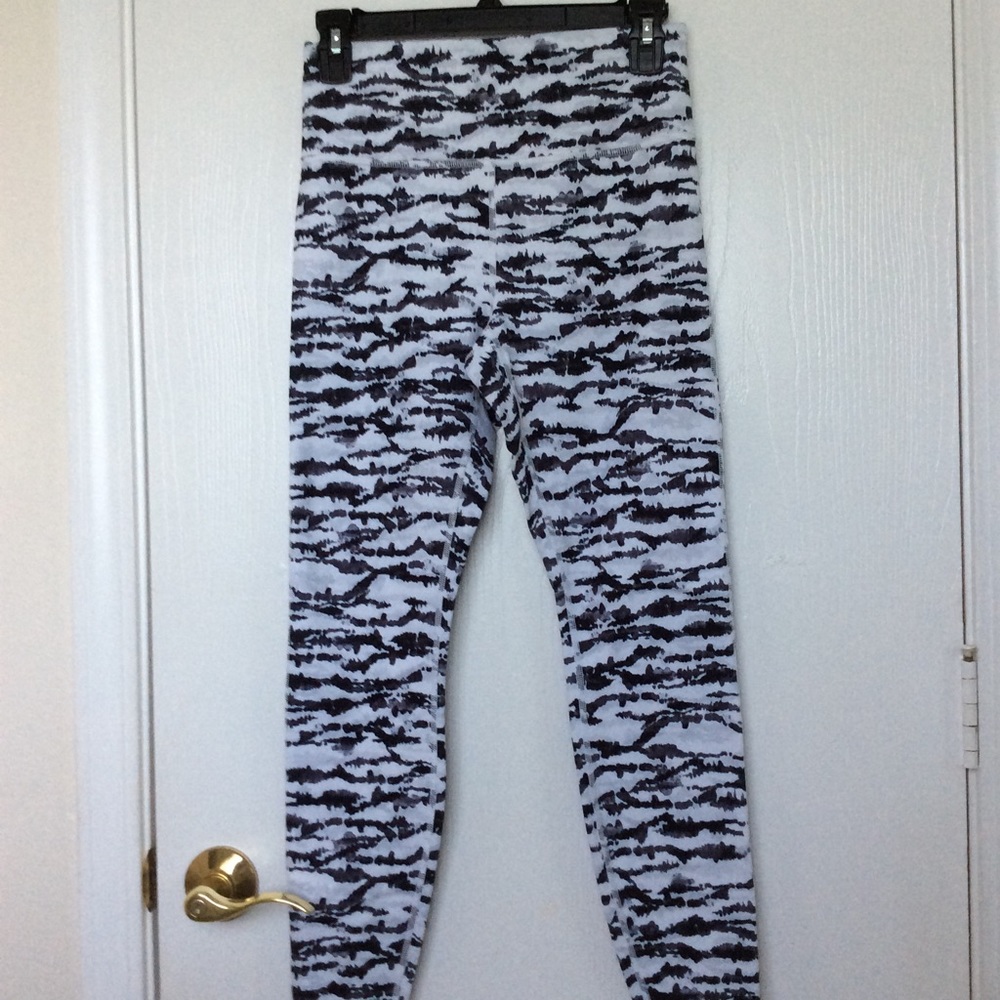 Fabletics Leggings Define High Waisted Black and White 7/8 Length Small